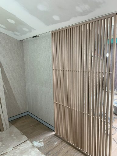 Espacio interior en construcción con Paneles Correderos Rimadesio.
